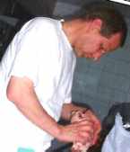 Claus zerlegt H�hnern
